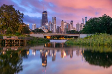 Chicago, Illinois, ABD. Şikago 'nun şehir manzarası güzel yaz gündoğumunda gökyüzü.
