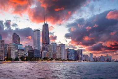 Chicago, Illinois, ABD. Chicago 'nun şehir manzarası dramatik fırtınalı günbatımında ufuk çizgisi.