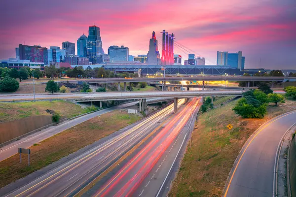 Kansas City, Missouri, ABD. Kansas City 'nin şehir manzarası. Yoğun karayolu sonbahar gündoğumunda şehre açılıyor..