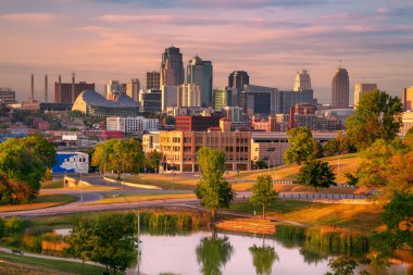  Kansas City, Missouri, ABD. Kansas City 'nin sonbahar günbatımında gökyüzü manzarası.