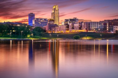 Omaha, Nebraska, ABD. Omaha, Nebraska şehir merkezinin güzel sonbahar günbatımında gökyüzünün yansıması..