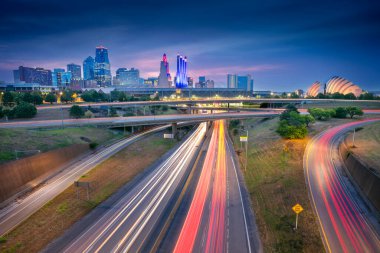 Kansas City, Missouri, ABD. Kansas City 'nin şehir manzarası. Yoğun karayolu sonbahar gündoğumunda şehre açılıyor..