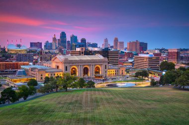 Kansas City, Missouri, ABD. Kansas şehrinin gökyüzü görüntüsü alacakaranlık mavisi saatinde gökyüzü.