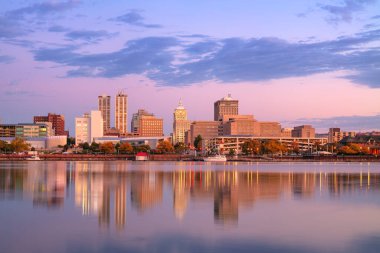  Peoria, Illinois, ABD. ABD 'nin Illinois eyaletinin başkenti Peoria Skyline' ın sonbahar gündoğumunda Illinois Nehri 'ndeki şehir ışıklarının yansıması..