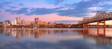  Peoria, Illinois, ABD. Peoria Skyline, Illinois, ABD 'nin sonbahar gündoğumunda Illinois Nehri' ndeki şehir ışıklarının yansımasıyla panoramik şehir manzarası.