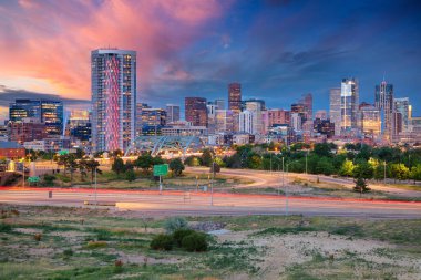 Denver, Colorado, ABD. Denver Skyline, Colorado, ABD 'nin dramatik yaz günbatımında şehir manzarası.