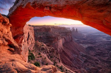 Mesa Arch, Canyonlands Ulusal Parkı, Utah, ABD. Mesa Kemeri 'nin manzara görüntüsü, Canyonlands Ulusal Parkı, Utah, ABD sonbahar gündoğumunda.