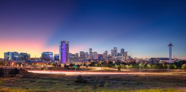 Denver, Colorado, ABD. Denver siluetinin şehir manzarası dramatik yaz gündoğumunda Colorado, ABD.