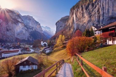 Lauterbrunnen, İsviçre. İsviçre 'nin İsviçre Alpleri' ndeki Lauterbrunnen köyünün güzel sonbahar gündoğumu manzarası..