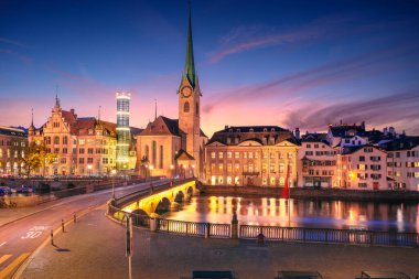 Zürih, İsviçre. İsviçre 'nin Zürih şehrinin güzel sonbahar günbatımındaki görüntüsü.
