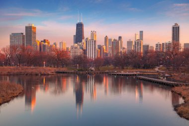 Chicago, Illinois, ABD. Chicago 'nun şehir manzarası bahar günbatımında ufuk çizgisi.