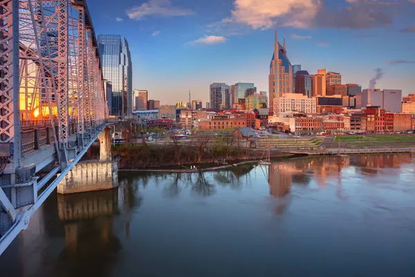 Nashville, Tennessee, ABD. Şehir manzarası Nashville, Tennessee, ABD şehir merkezi şehrin yansımasıyla Cumberland Nehri bahar gündoğumunda.