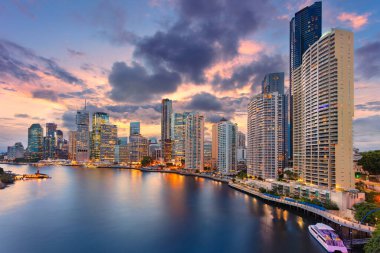 Brisbane, Avustralya. Brisbane ufuk çizgisinin şehir manzarası, Avustralya, güzel yaz günbatımında.