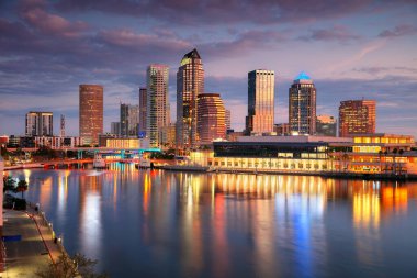 Tampa, Florida, ABD. Tampa, Florida 'nın havadan çekilmiş görüntüsü şehrin güzel gündoğumunda gökyüzü sudaki yansımasıyla birlikte..