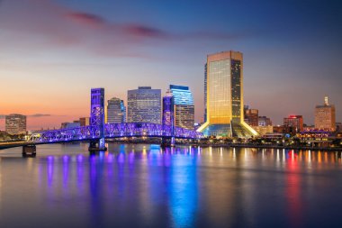 Jacksonville, Florida, ABD. Şehir manzarası Jacksonville, Florida 'nın güzel günbatımında şehrin ufuk çizgisinin yansıması..
