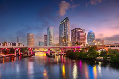 Tampa, Florida, ABD. Tampa, Florida 'nın şehir manzarası. Güneşin doğuşuyla birlikte şehrin ufuk çizgisinin yansıması..