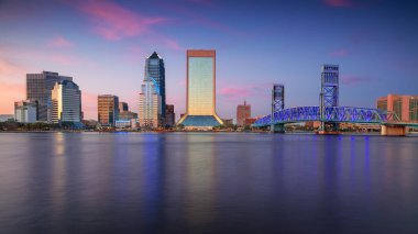 Jacksonville, Florida, ABD. Şehir manzarası Jacksonville, Florida 'nın güzel günbatımında şehrin ufuk çizgisinin yansıması..