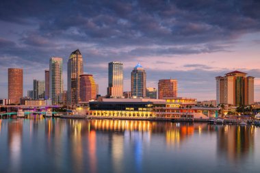 Tampa, Florida, ABD. Tampa, Florida 'nın havadan çekilmiş görüntüsü şehrin güzel gündoğumunda gökyüzü sudaki yansımasıyla birlikte..