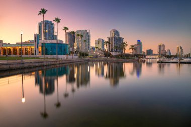 St. Petersburg, Florida, ABD. St. Petersburg, Florida 'nın şehir manzarası güzel gün batımında şehrin ufuk çizgisinin yansımasıyla..