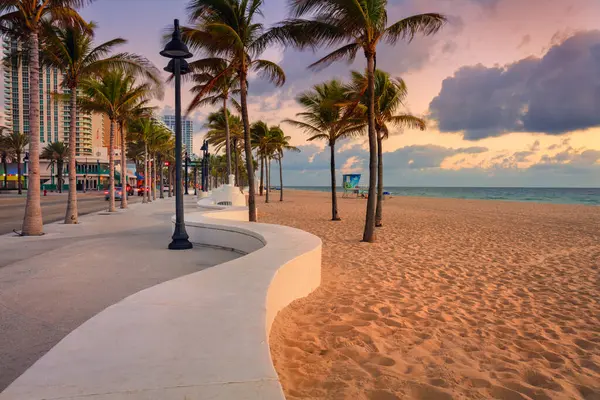 Fort Lauderdale, Florida, ABD. Fort Lauderdale sahilinin güzel gündoğumunda kumlu sahili..