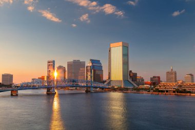 Jacksonville, Florida, ABD. Şehir manzarası Jacksonville, Florida 'nın güzel günbatımında şehrin ufuk çizgisinin yansıması..