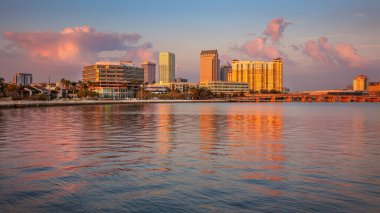 Tampa, Florida, ABD. Tampa, Florida 'nın şehir manzarası güzel gün batımında şehrin ufuk çizgisinin yansımasıyla birlikte..
