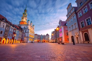 Poznan, Polonya. Polonya 'nın Poznan kentindeki Eski Pazar Meydanı' nın güzel gündoğumunda çekilmiş görüntüsü..