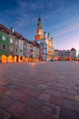 Poznan, Polonya. Polonya 'nın Poznan kentindeki Eski Pazar Meydanı' nın güzel gündoğumunda çekilmiş görüntüsü..
