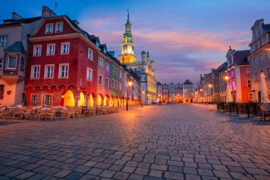 Poznan, Polonya. Polonya 'nın Poznan kentindeki Eski Pazar Meydanı' nın güzel gündoğumunda çekilmiş görüntüsü..