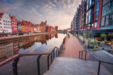 Gdansk, Polonya. Polonya 'nın eski Gdansk kentinin güzel gündoğumu görüntüsü.