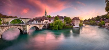 Bern, İsviçre. İsviçre 'nin başkenti Bern' in güzel bahar günbatımında panoramik şehir manzarası.