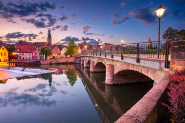 Lauf an der Pegnitz, Bavyera, Almanya. Bavyera 'nın güzel tarihi şehri Lauf an der Pegnitz, Almanya' nın yaz günbatımında.