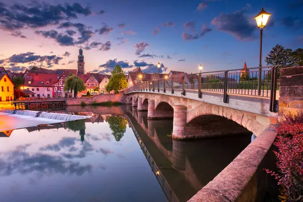 Lauf an der Pegnitz, Bavyera, Almanya. Bavyera 'nın güzel tarihi şehri Lauf an der Pegnitz, Almanya' nın yaz günbatımında.