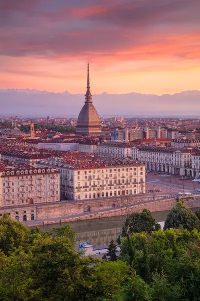 Torino, İtalya. Torino, İtalya 'nın yaz gündoğumu boyunca havadan çekilmiş görüntüsü.