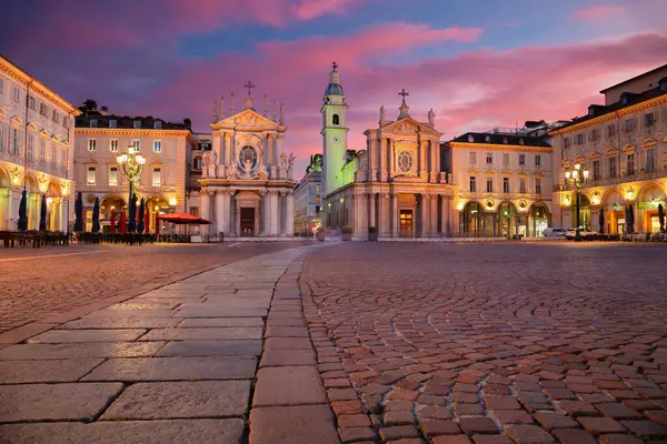Torino, İtalya. İtalya 'nın Torino kentindeki St. Charles Meydanı' nın yaz günbatımındaki görüntüsü.