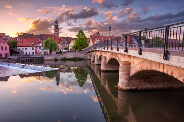 Lauf an der Pegnitz, Bavyera, Almanya. Bavyera 'nın güzel tarihi şehri Lauf an der Pegnitz, Almanya' nın yaz günbatımında.