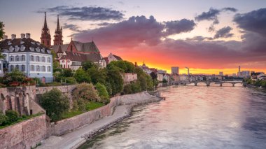 Basel, İsviçre. İsviçre, Basel 'in dramatik günbatımındaki şehir manzarası.
