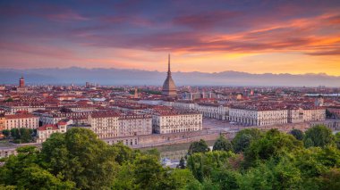 Torino, İtalya. Güzel yaz gündoğumu sırasında İtalya, Torino 'nun panoramik şehir manzarası.