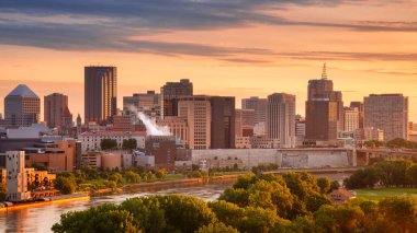 Saint Paul, Minnesota, ABD. St. Paul, Minnesota 'nın güzel yaz gündoğumunda havadan çekilmiş görüntüsü..