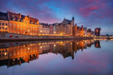 Gdansk, Polonya. Polonya 'nın eski Gdansk kentinin alacakaranlık mavi saatindeki görüntüsü.