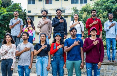 Seyirciler maçtan önce milli marşı söylemek için dua ediyorlar - şampiyonluk, vatanseverlik ve birliktelik kavramı