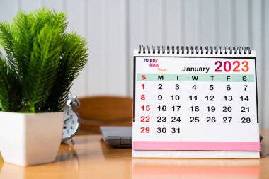2023 Ocak yeni yıl takvimi ofiste masada - yeni başlangıç ve tatil kavramı