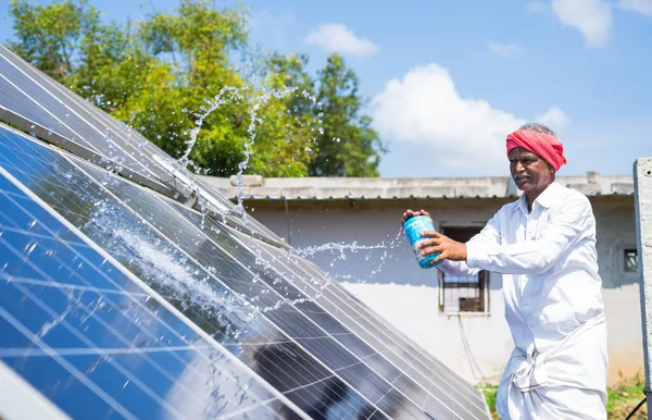 Indain Village Çiftçisi Tarım Arazisindeki Güneş Panellerini Suyla Temizliyor Yenilenebilir — Stok fotoğraf