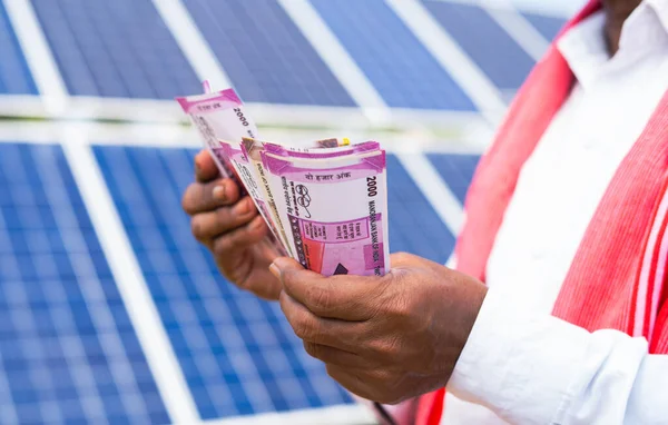 Çiftçilerin Güneş Paneli Önünde Para Sayarken Yakın Plan Çekimleri Elektrik — Stok fotoğraf