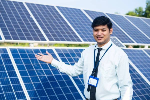 Tarım Arazisindeki Güneş Enerjisi Panellerini Gösteren Mutlu Gülümseyen Mühendis Yenilenebilir — Stok fotoğraf