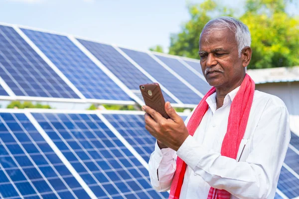 Hintli Çiftçi Tarım Alanında Güneş Paneli Önünde Cep Telefonu Kullanmakla — Stok fotoğraf