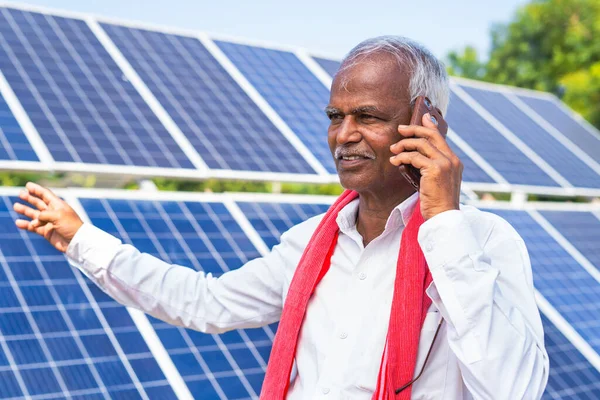 Mutlu Hintli Çiftçi Cep Telefonuyla Güneş Panelleri Önünde Elektrik Üretimi — Stok fotoğraf