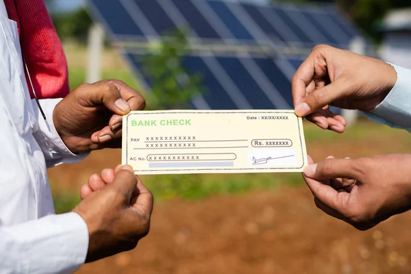 Çiftçinin Güneş Paneli Önünde Bankerden Çek Alırken Yakın Plan Çekimi — Stok fotoğraf