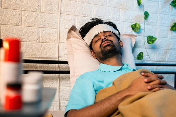 Jovem Indiano Doente Que Sofre Febre Leve Enquanto Dorme Noite — Fotografia de Stock