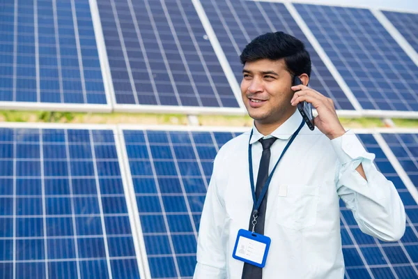 Elektrik Santralindeki Güneş Panelinin Önünde Cep Telefonuyla Konuşan Genç Mühendis — Stok fotoğraf